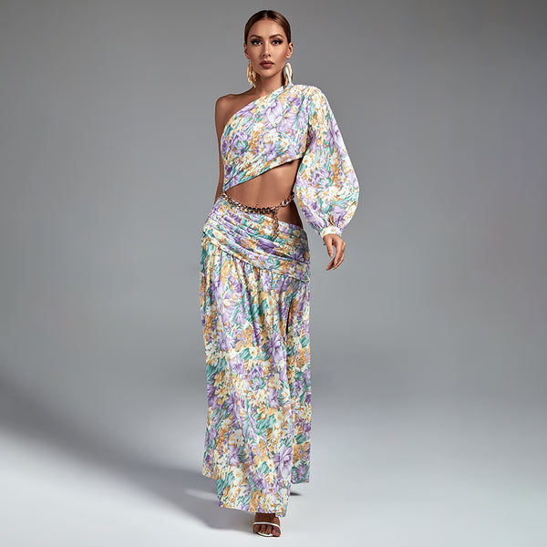 Robe longue fleurie à une épaule avec chaîne