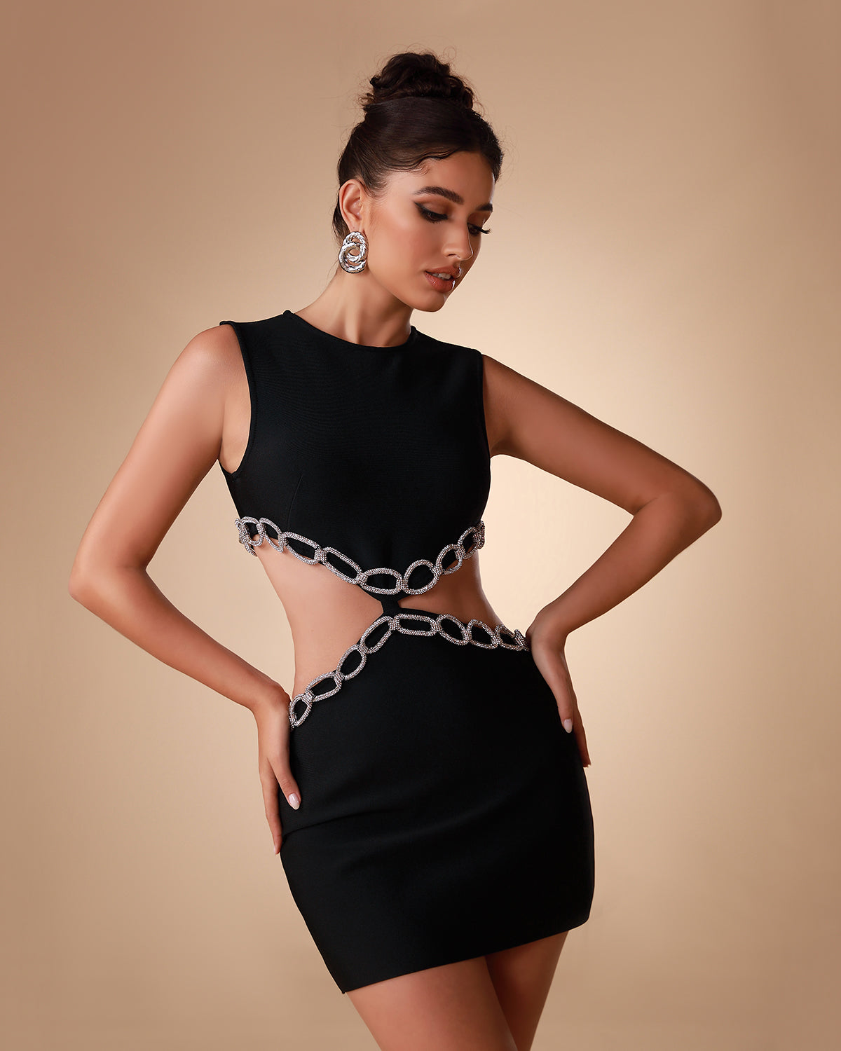 Mini robe bandage noire avec chaîne en cristal