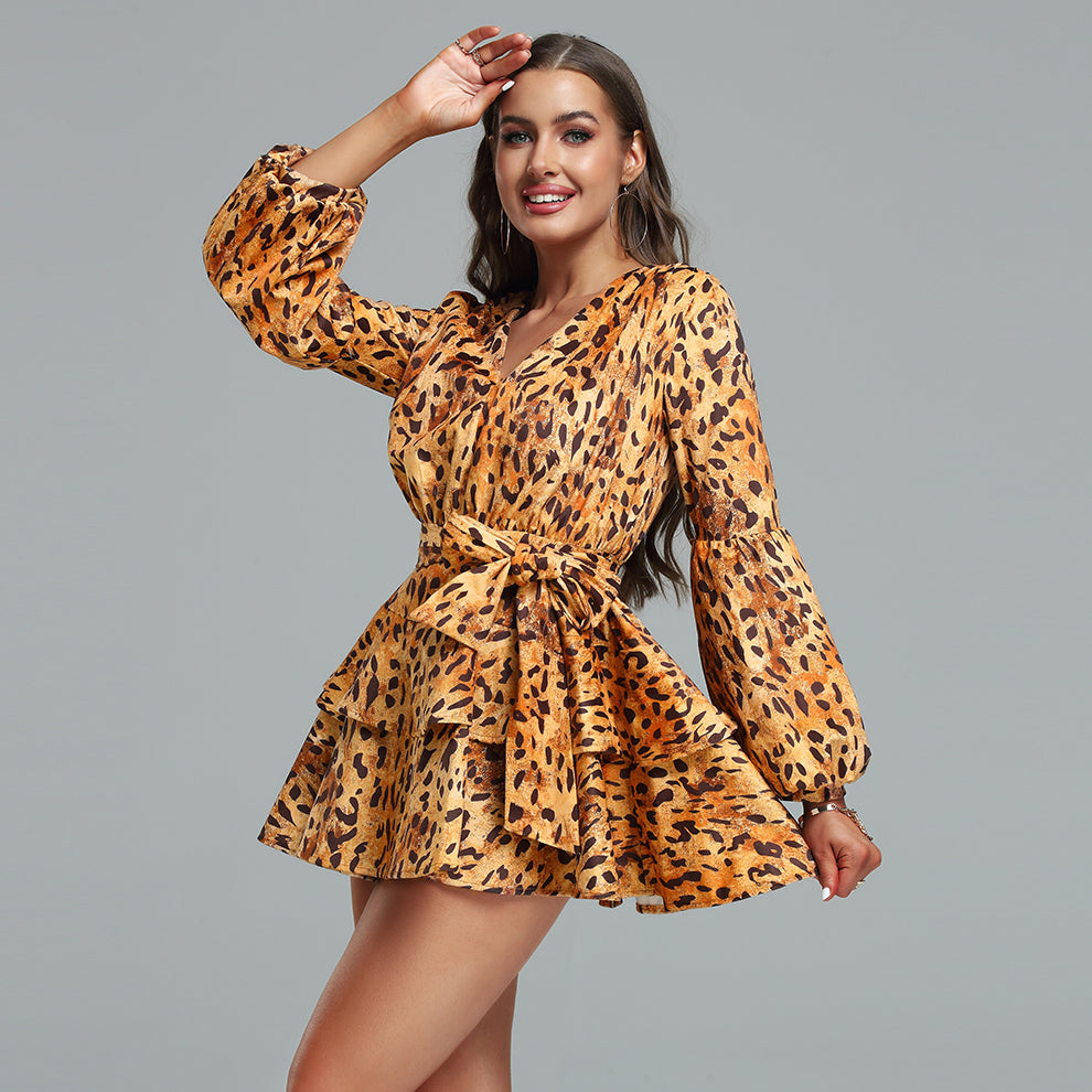 Mini robe volantée à imprimé léopard et col en V