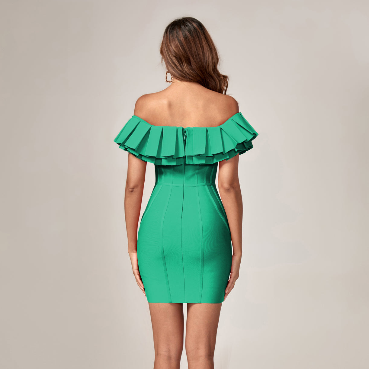 Mini-robe verte à épaules dénudées et coutures superposées